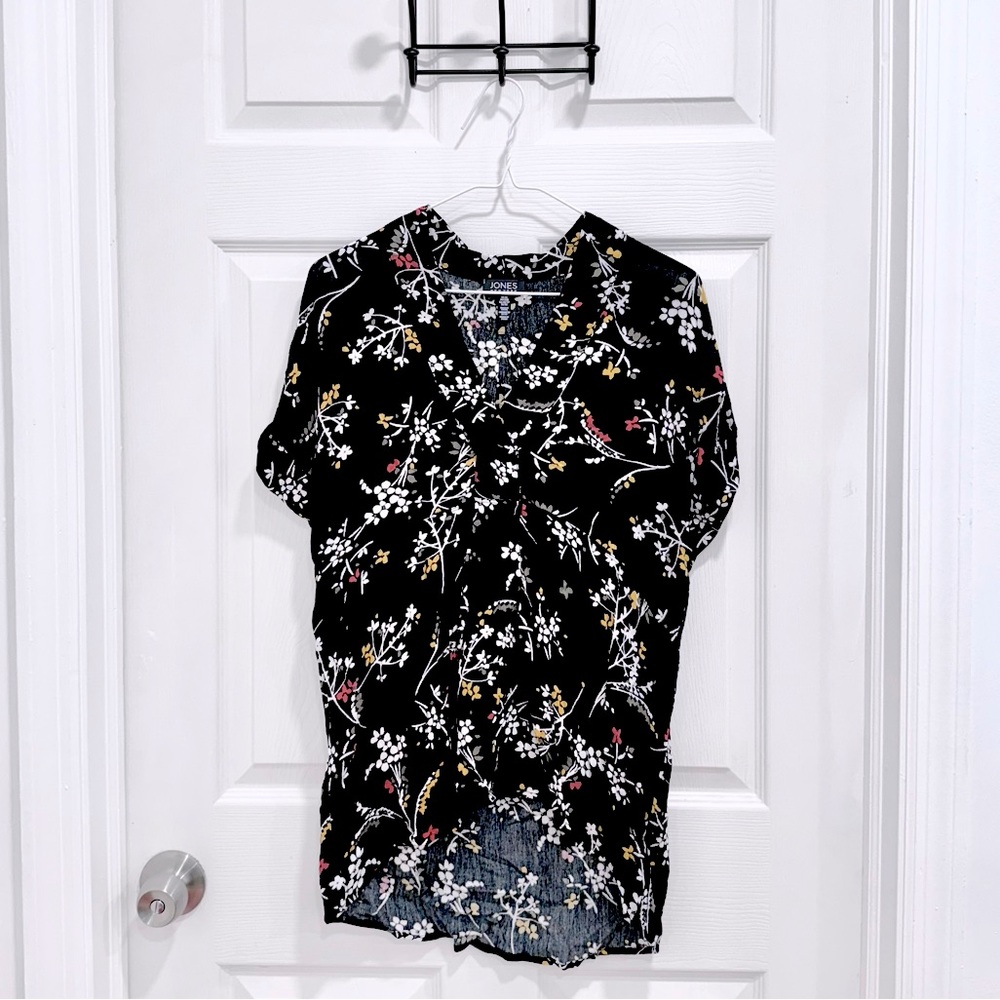 🌸 Jones New York Black Floral Blouse – Size XS